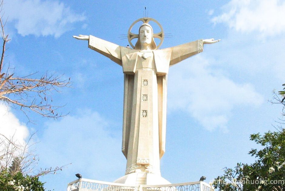 Tượng Đức Chúa Giang Tay là một trong những biểu tượng quan trọng của thành phố Vũng Tàu