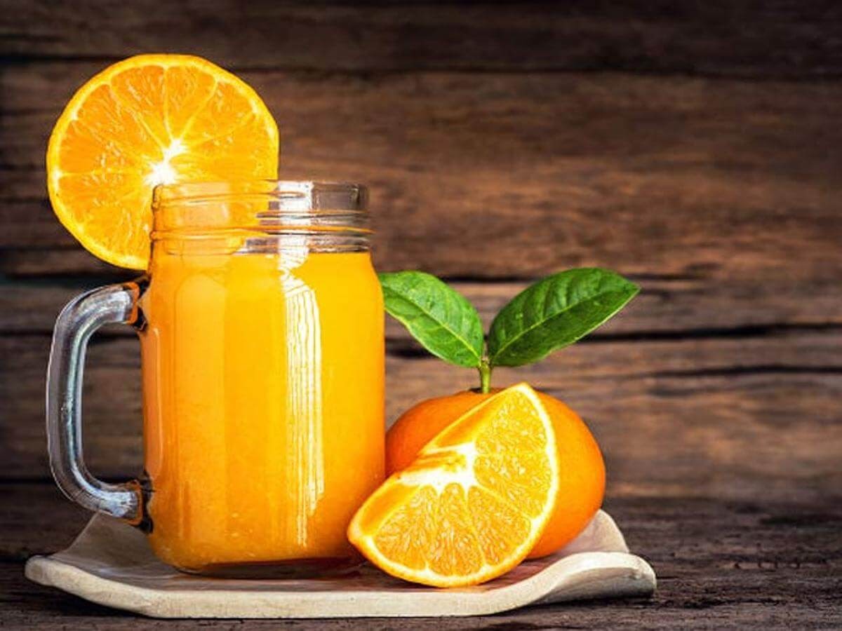 Nước ép cam quýt giàu vitamin C giúp giải rượu nhanh