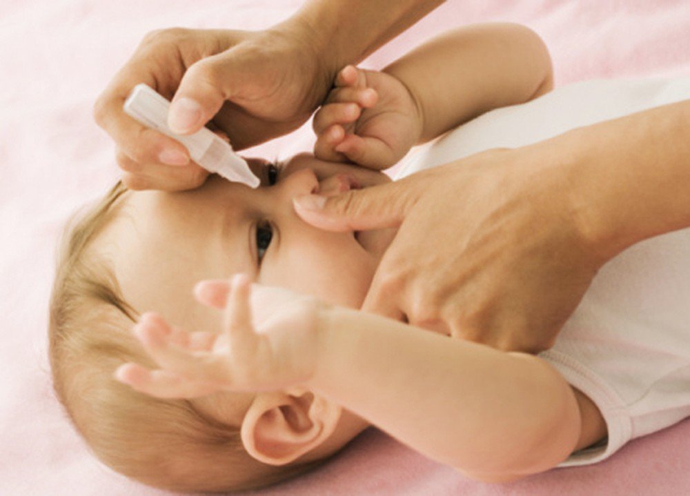 Thuốc nhỏ mắt bố mẹ có thể nhỏ cho con là thuốc nhỏ mắt natri clorid 0.9%