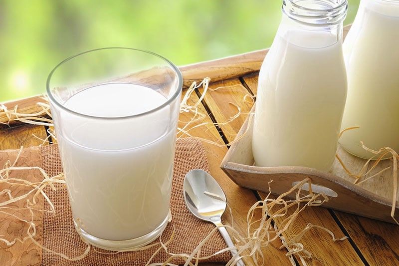 Sữa tươi là nguyên liệu tự nhiên rẻ tiền giúp kích thích lông mi mọc nhanh