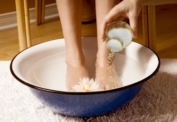 Ngâm chân với nước ấm là cách làm bắp chân nhỏ lại tại nhà đơn giản