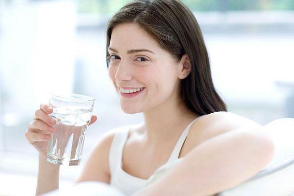 Uống đủ nước giúp bạn có được một làn da đẹp