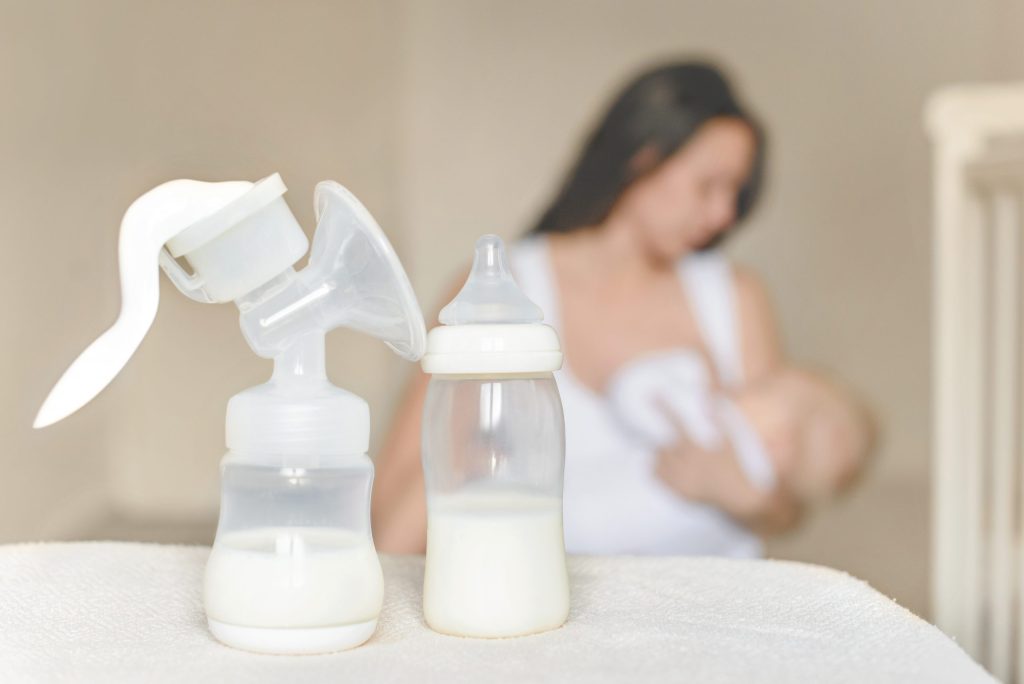 Có nhiều trường hợp bà mẹ phải vắt sữa để nuôi con