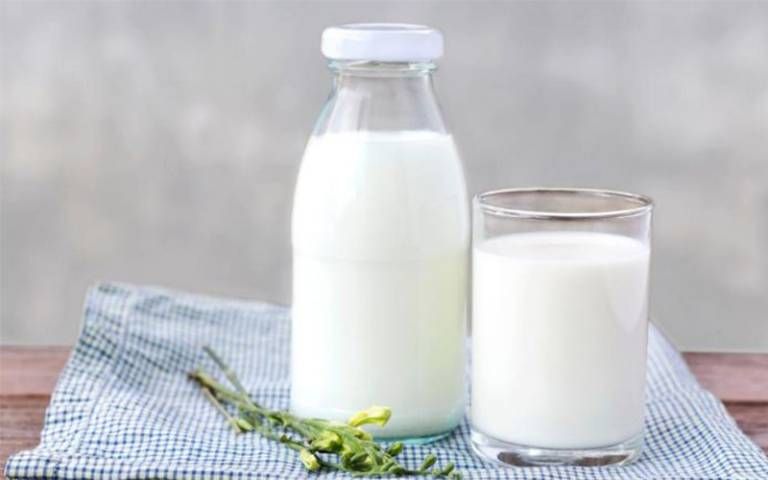 Mát xa với sữa tươi thường xuyên sẽ nhận thấy vết rạn mờ hẳn đi