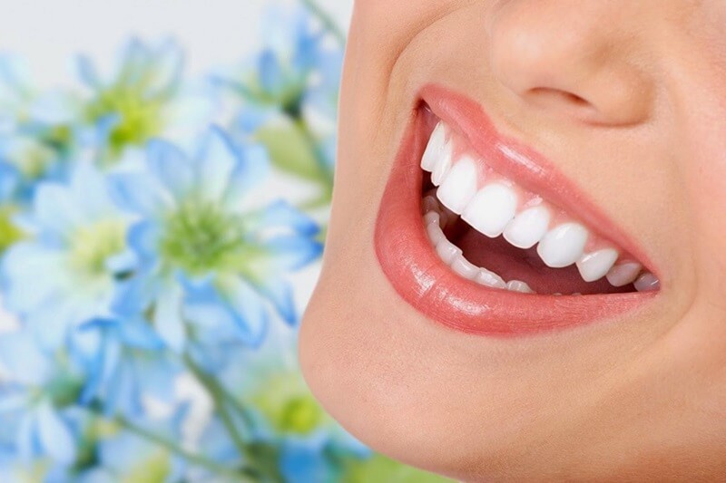 Lấy cao răng thường xuyên để có hàm răng trắng sáng