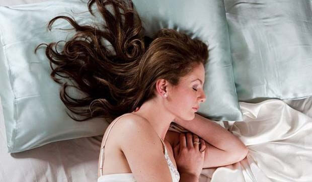 Tư thế ngủ không đúng cũng có thể làm tóc bị rụng