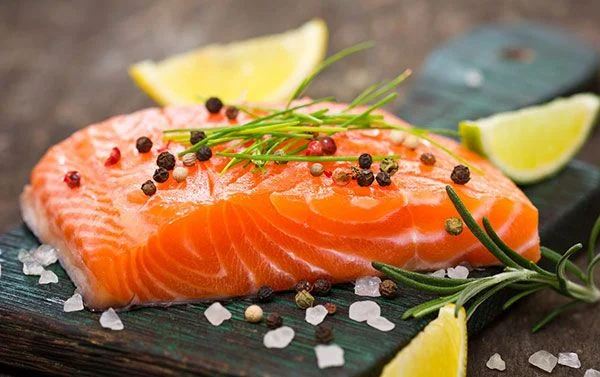 Cá hồi rất giàu axit béo omega-3