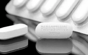 Thuốc hạ sốt phổ biến là paracetamol