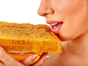 Mật ong giúp loại bỏ vết thâm làm hồng môi