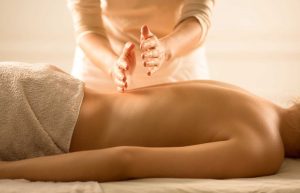 Massage giúp giảm đau lưng sau khi sinh mổ