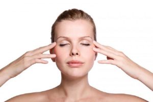 Massage mặt là một trong những cách khắc phục mặt lệch