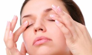Massage mí mắt thường xuyên có thể giúp cải thiện sự tuần hoàn máu