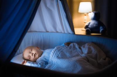 Tạo môi trường thoải mái cho bé giúp bé hết khóc đêm