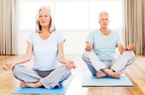 Người lớn tuổi có thể tập yoga trước khi ngủ