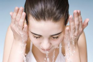 Sử dụng sữa rửa mặt hoặc gel rửa mặt phù hợp với loại da