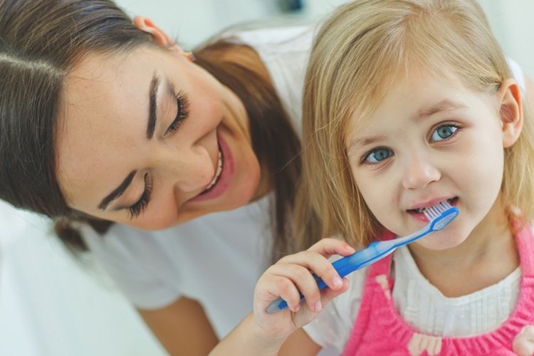 Hướng dẫn trẻ vệ sinh răng miệng cẩn thận