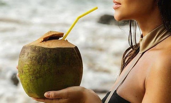Nước dừa giúp cải thiện làn da và tóc giúp chúng ta trông trẻ trung hơn