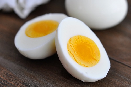 Bạn có thể cho bé ăn các món ăn như trứng chiên trứng luộc