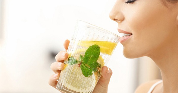 Uống nước chanh tươi pha loãng hỗ trợ giảm cân hiệu quả
