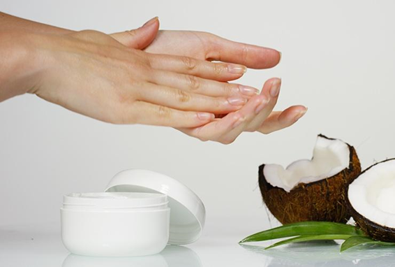 Dùng dầu dừa để massage tay