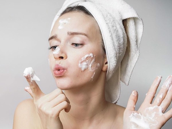 Rửa sạch da mặt để loại bỏ bụi bẩn và tạp chất