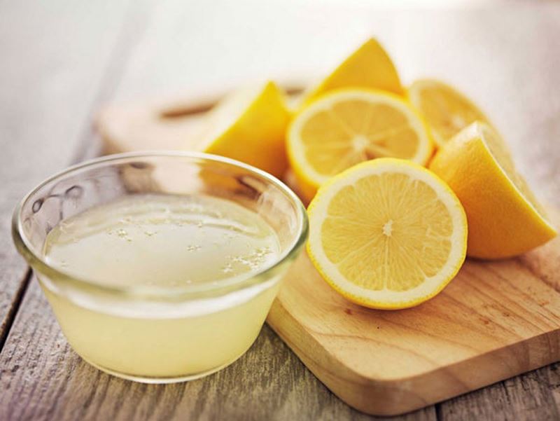 Trong nước cốt chanh có chứa rất nhiều hàm lượng vitamin C và axit citric