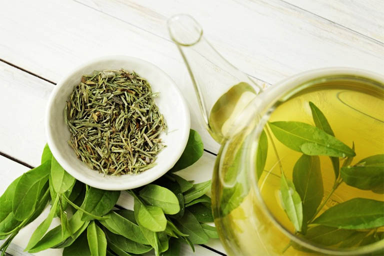 Uống trà xanh giúp tóc khỏe mạnh và giảm rụng tóc