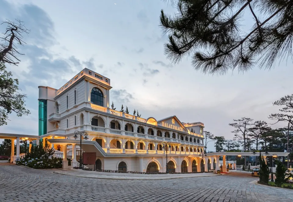 Khách sạn Dalat Palace Heritage Hotel