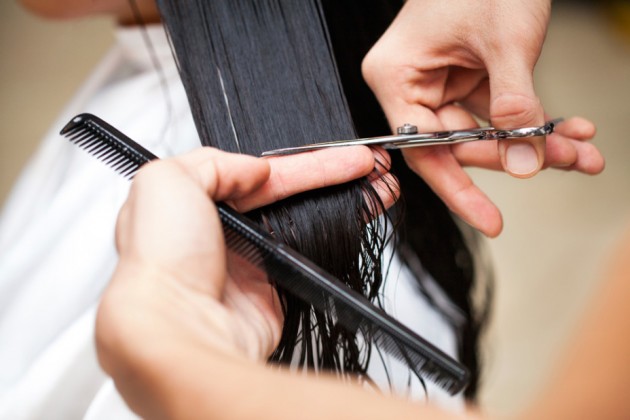 Tỉa tóc thường xuyên giúp loại bỏ đầu tóc bị chẻ ngọn