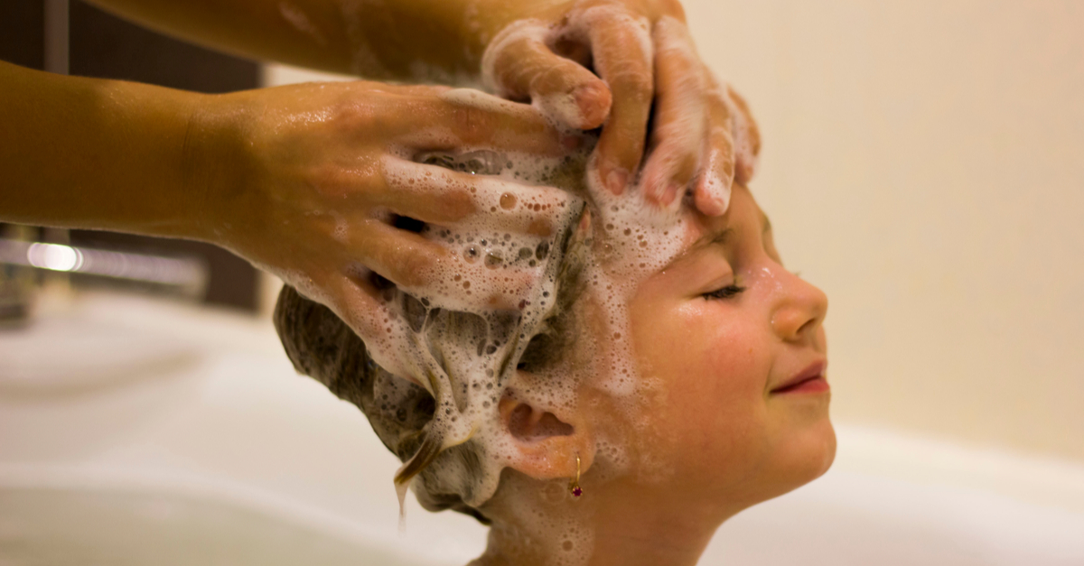 Dầu gội trẻ em là sản phẩm giúp làm sạch những bụi bẩn trên da đầu của trẻ