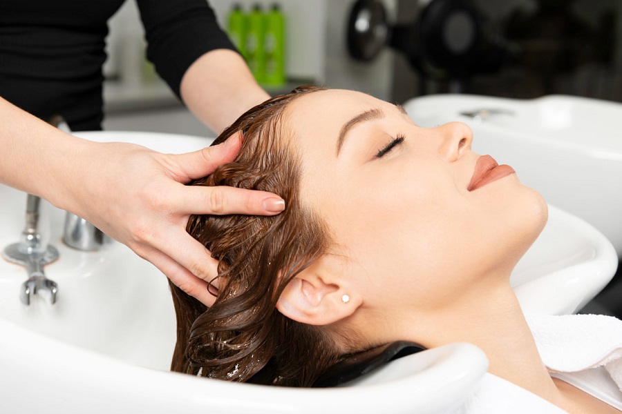 Bạn có thể tham khảo các phương pháp phục hồi tóc hư tổn tại salon