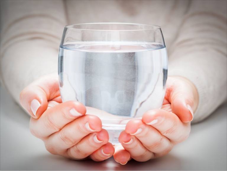 Uống nhiều nước sẽ giúp rửa trôi vi khuẩn ra khỏi hệ tiết niệu