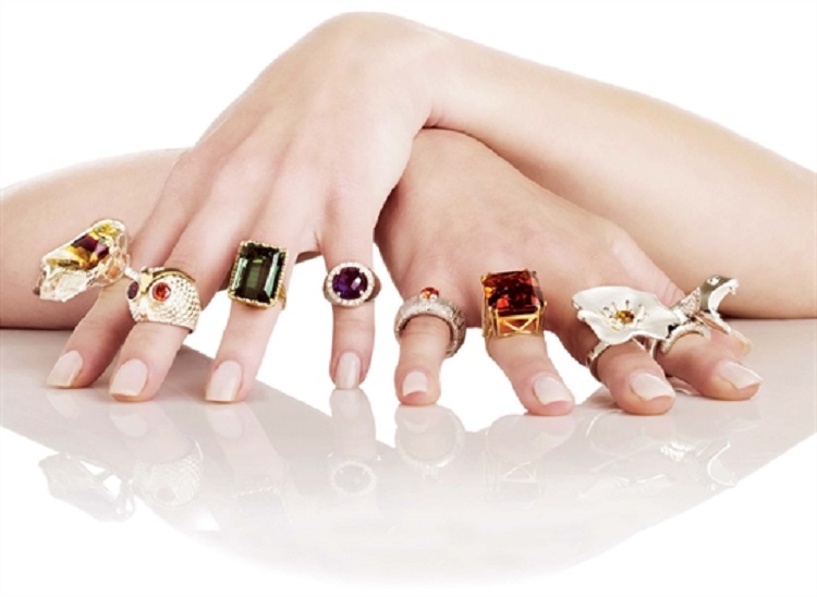 Nhẫn phong thủy là chiếc nhẫn có chất liệu màu sắc hợp theo mạng theo tuổi