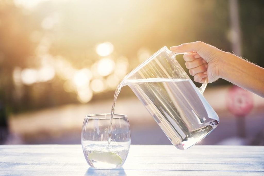 Uống ít nhất 8 ly nước tương đương 2 lít nước mỗi ngày