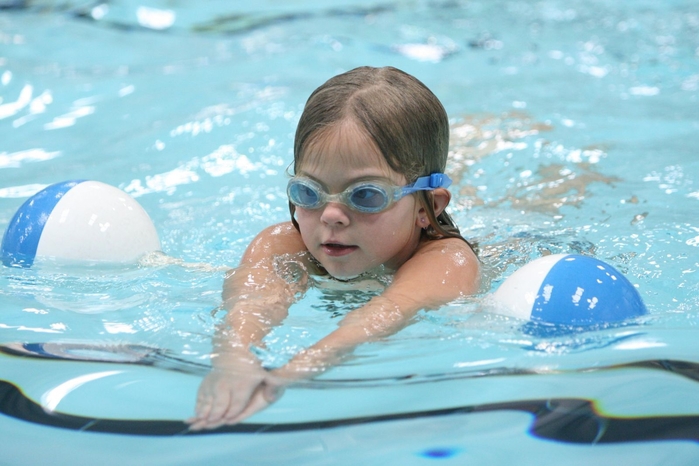 Bơi lội giúp phát triển toàn diện các cơ bắp và xương khớp