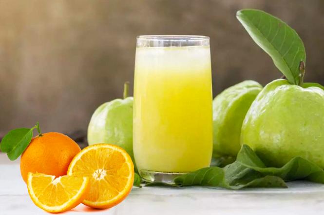 Ổi và cam là nguồn cung cấp vitamin C dồi dào