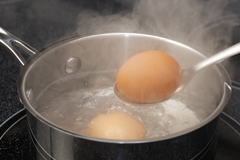 Thưởng thức trứng gà luộc nóng hoặc để nguội tùy theo sở thích