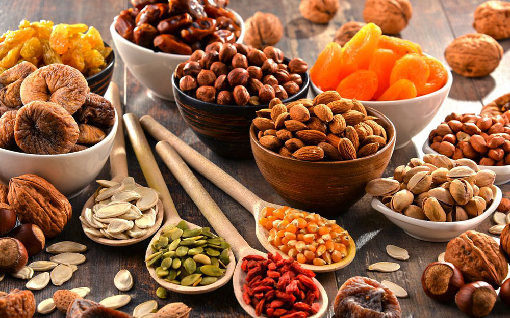 Bạn nên ăn 1-2 nắm các loại hạt mỗi ngày để bổ sung canxi