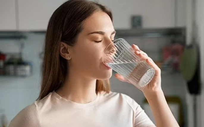 Uống đủ nước là cách đơn giản nhưng hiệu quả để giúp đôi môi căng mọng