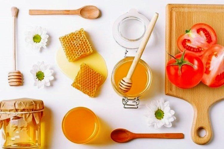 Kết hợp mật ong và cà chua trị mụn hiệu quả
