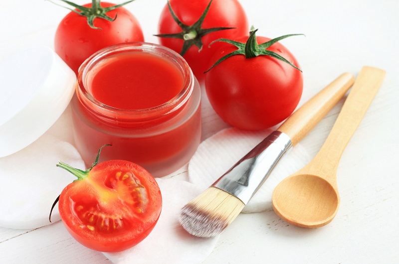 Nếu bạn có làn da khô xỉn màu thì nên sử dụng cà chua để làm mặt nạ