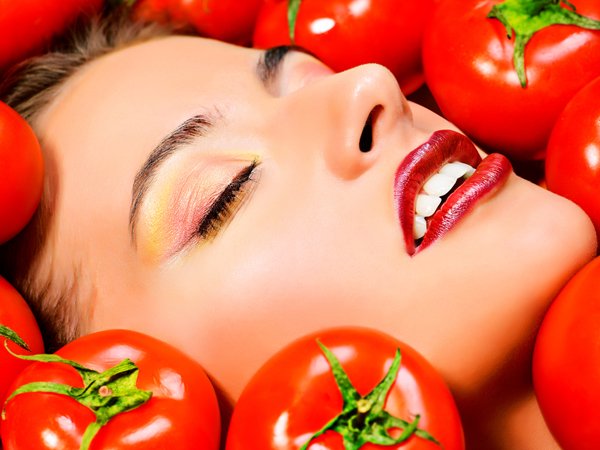 Cà chua chứa nhiều nước giúp cấp ẩm làm da mềm mại và mịn màng